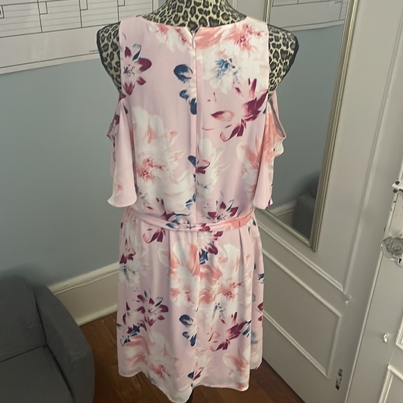 Light pink floral dress with of the shoulder sleeves - Picture 3 of 3